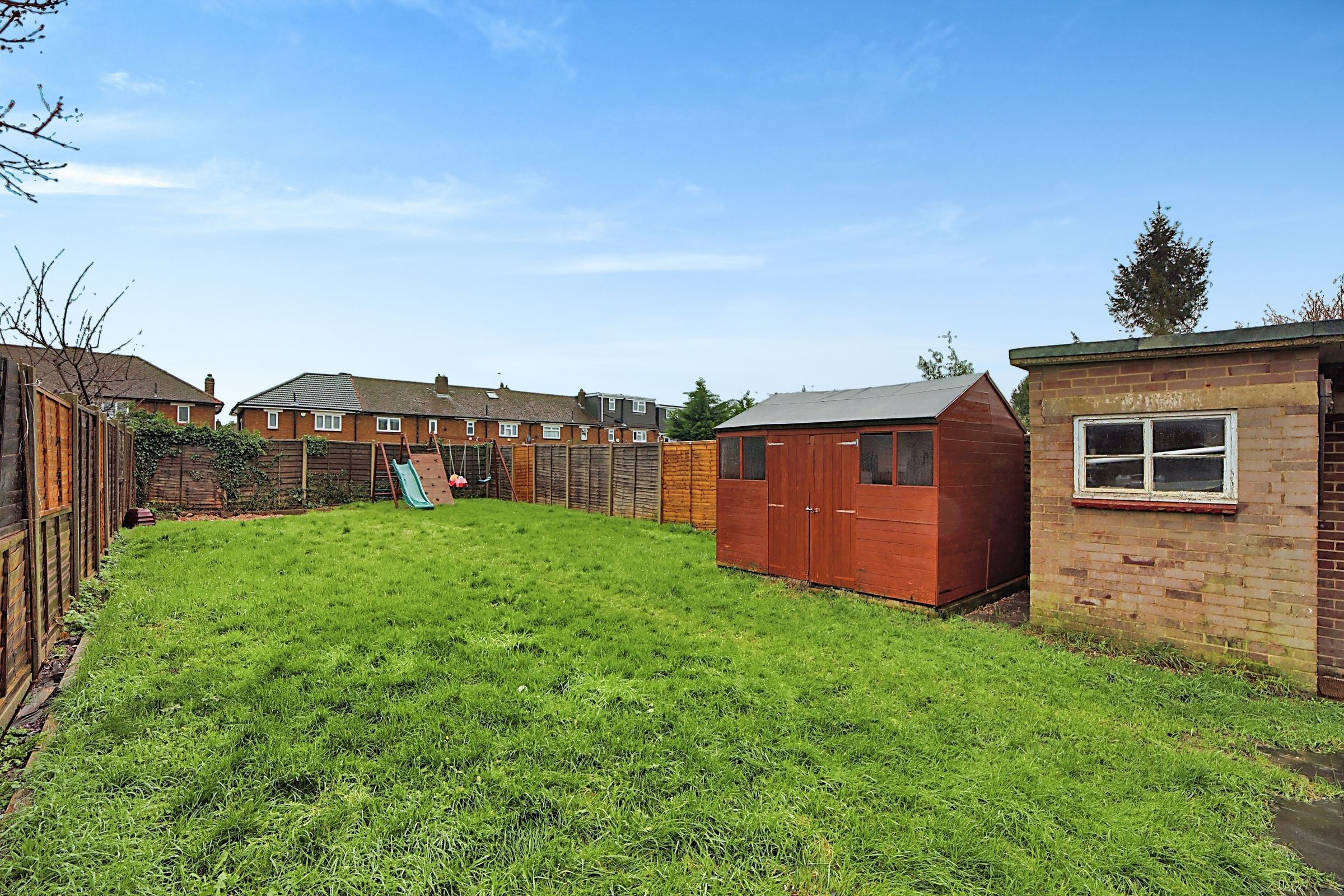 3 bed semidetached house for sale in Bretts Mead, Luton, Bedfordshire