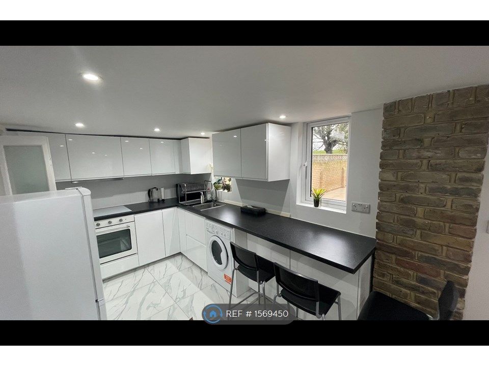 1 bed detached house to rent in Trinity Close, StainesUponThames TW19