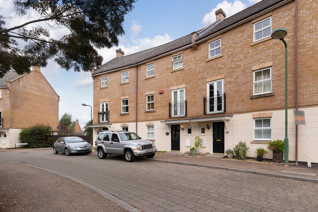 6 bed terraced house for sale in Allington Circle, Kingsmead, Milton