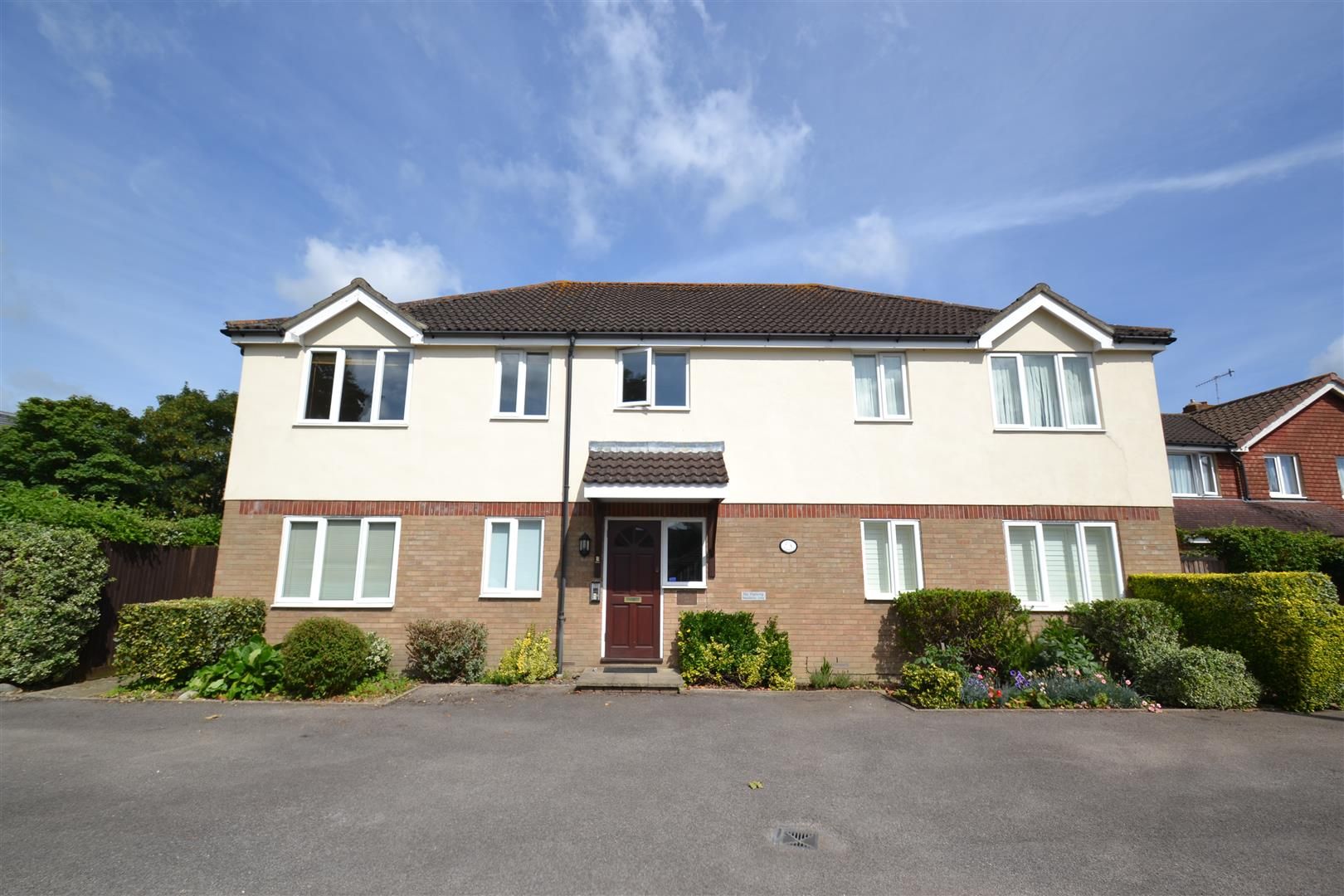 2 bed flat to rent in Rosemary Lane, Horley RH6 Zoopla