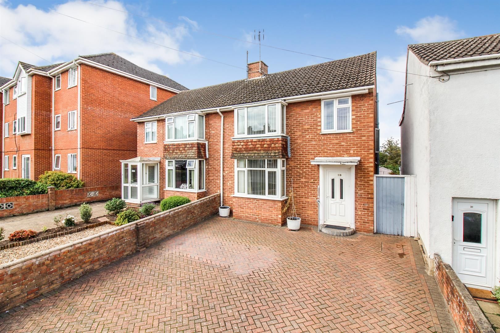 3 bed semidetached house for sale in Buckingham Road, Aylesbury HP19