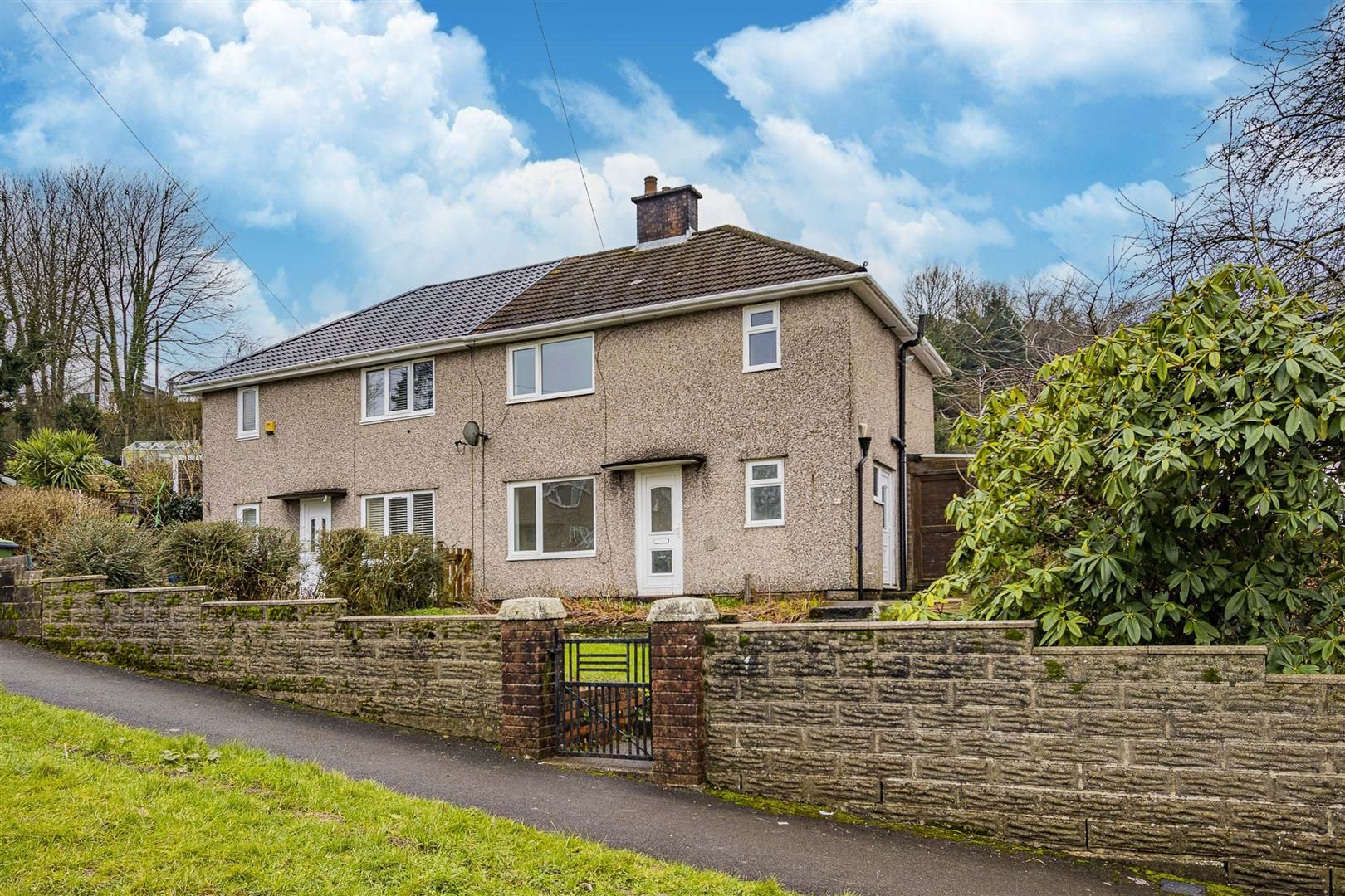 3 bed semidetached house to rent in Heol Gwynno, Llantrisant
