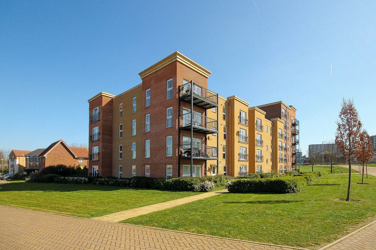 2 bed flat for sale in Blake Avenue, Basildon SS14 Zoopla