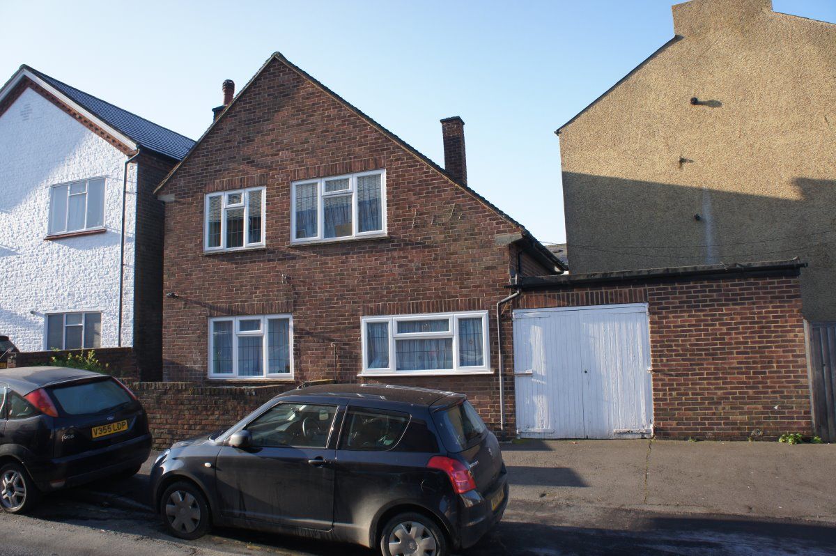 Room to rent in Howard Road, Reigate RH2 Zoopla