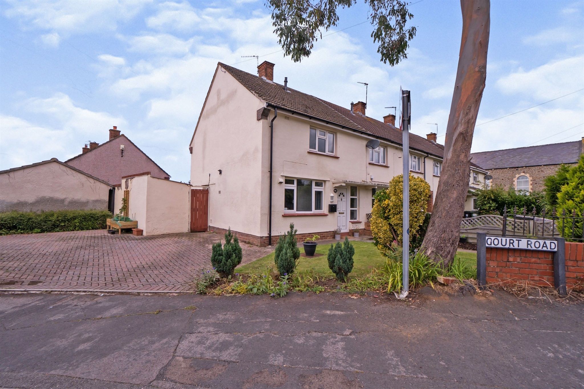 2 bed end terrace house for sale in West Street, Oldland Common