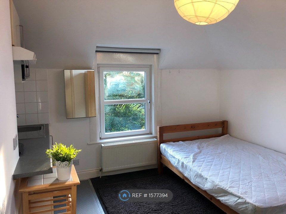 Room to rent in Clifton Road, Kingston Upon Thames KT2 Zoopla