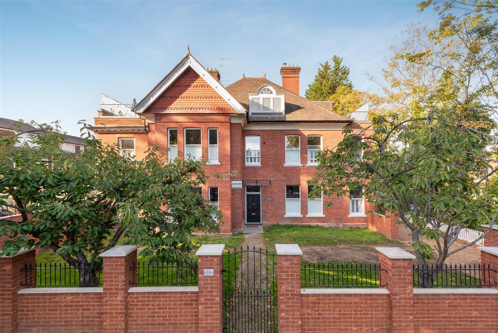 2 bed flat for sale in St. Avenue, Weybridge KT13 Zoopla