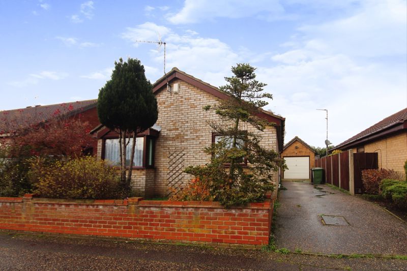 3 bed detached bungalow for sale in Shearwater Drive, Bradwell, Great
