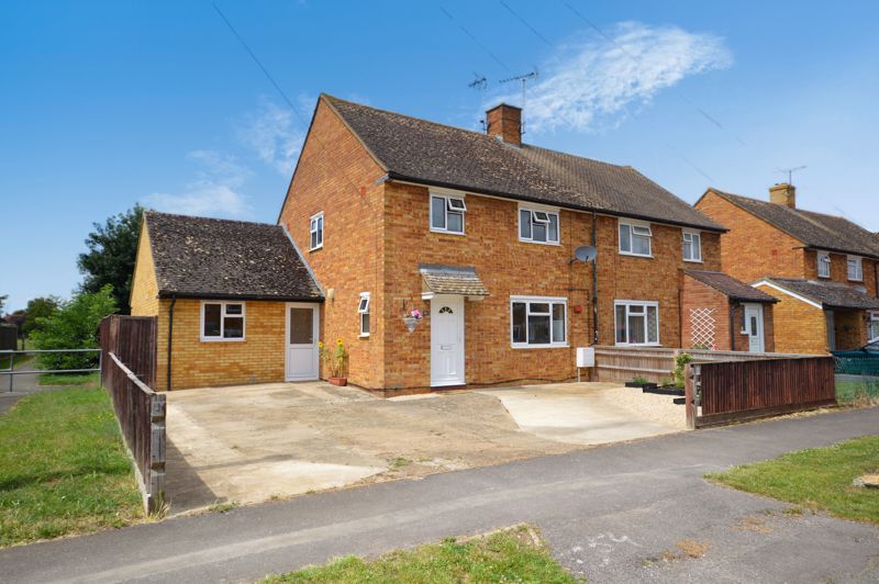 3 bed semidetached house for sale in Roberts Road, Haddenham