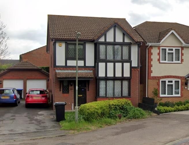 3 bed detached house to rent in Alexandra Gardens, Knaphill, Woking