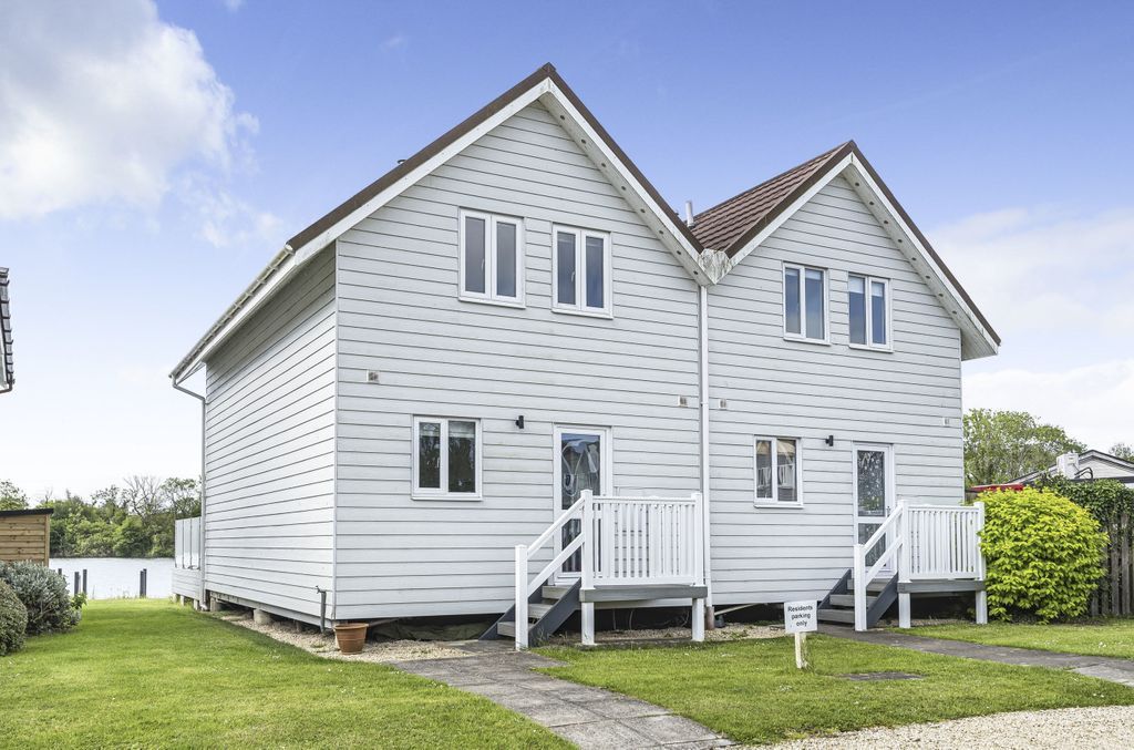 6 bed semidetached house for sale in Station Road, South Cerney