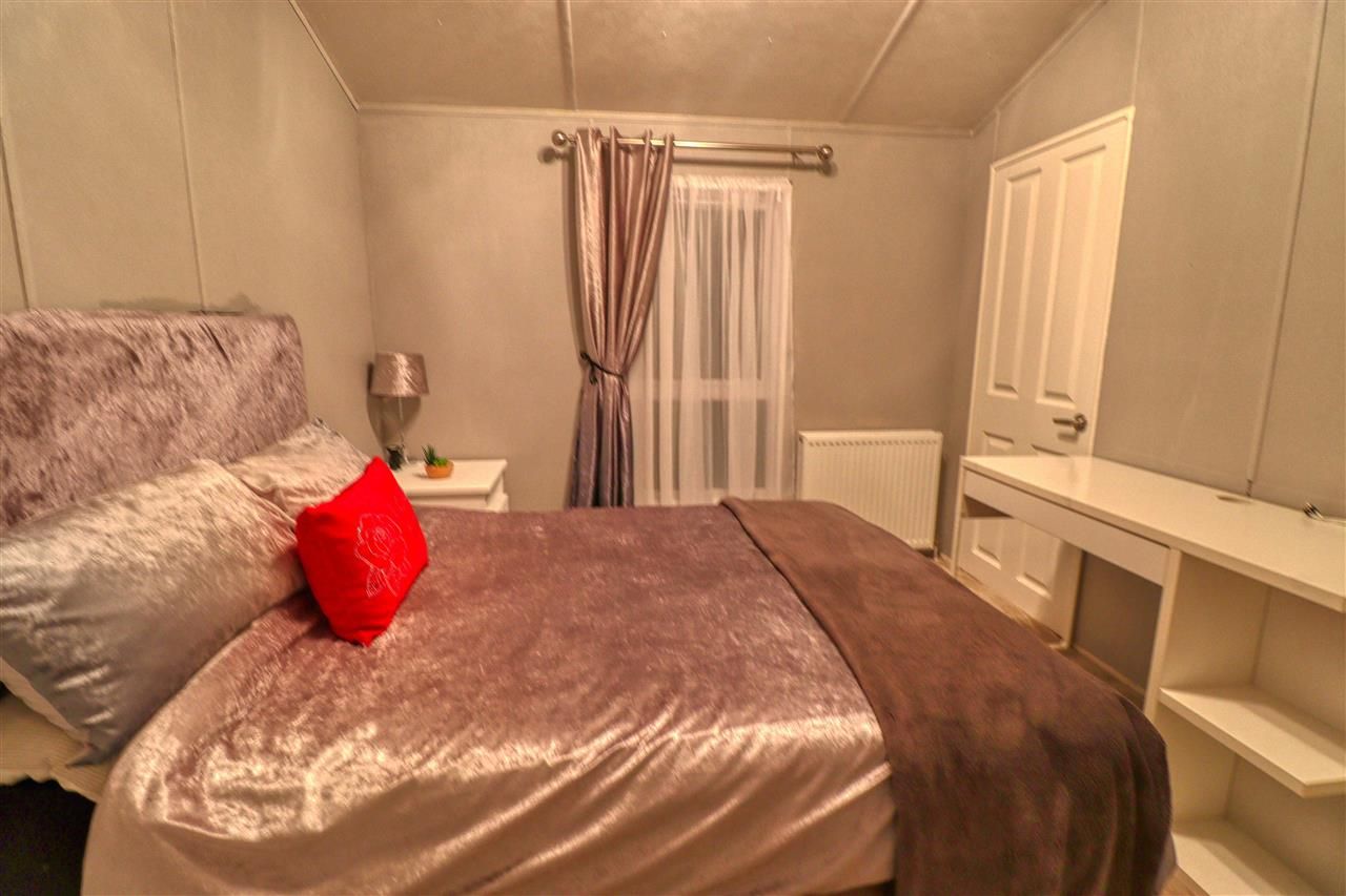 2 bed mobile/park home for sale in Colchester Road, St. Osyth, Clacton