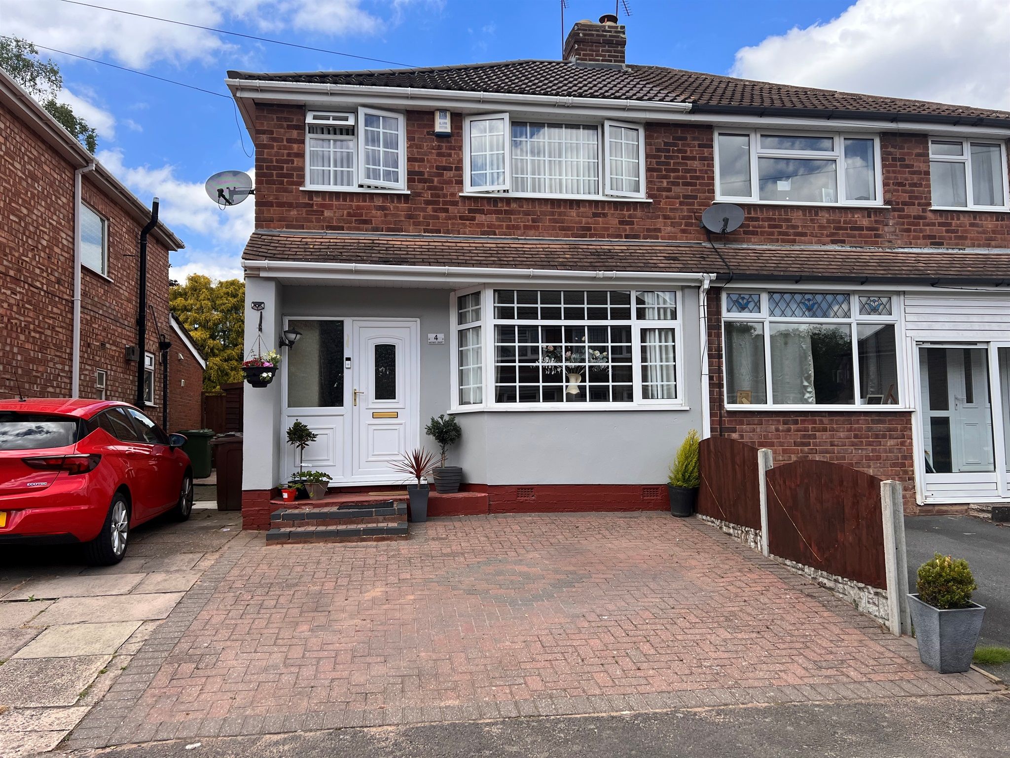 3 bed semidetached house for sale in Mowe Croft, Marston Green