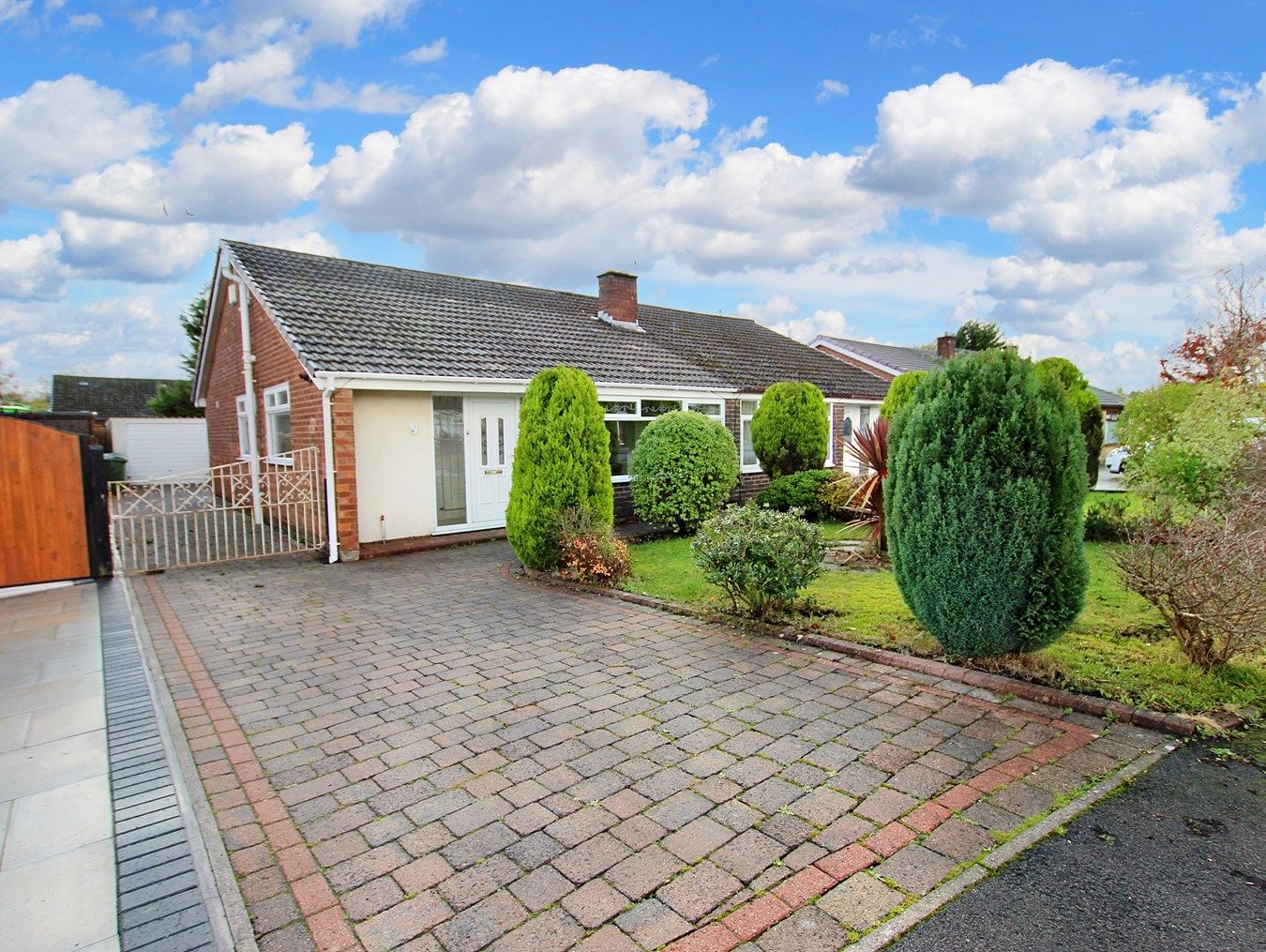 3 bed semidetached house for sale in Thornton Close, AshtonIn