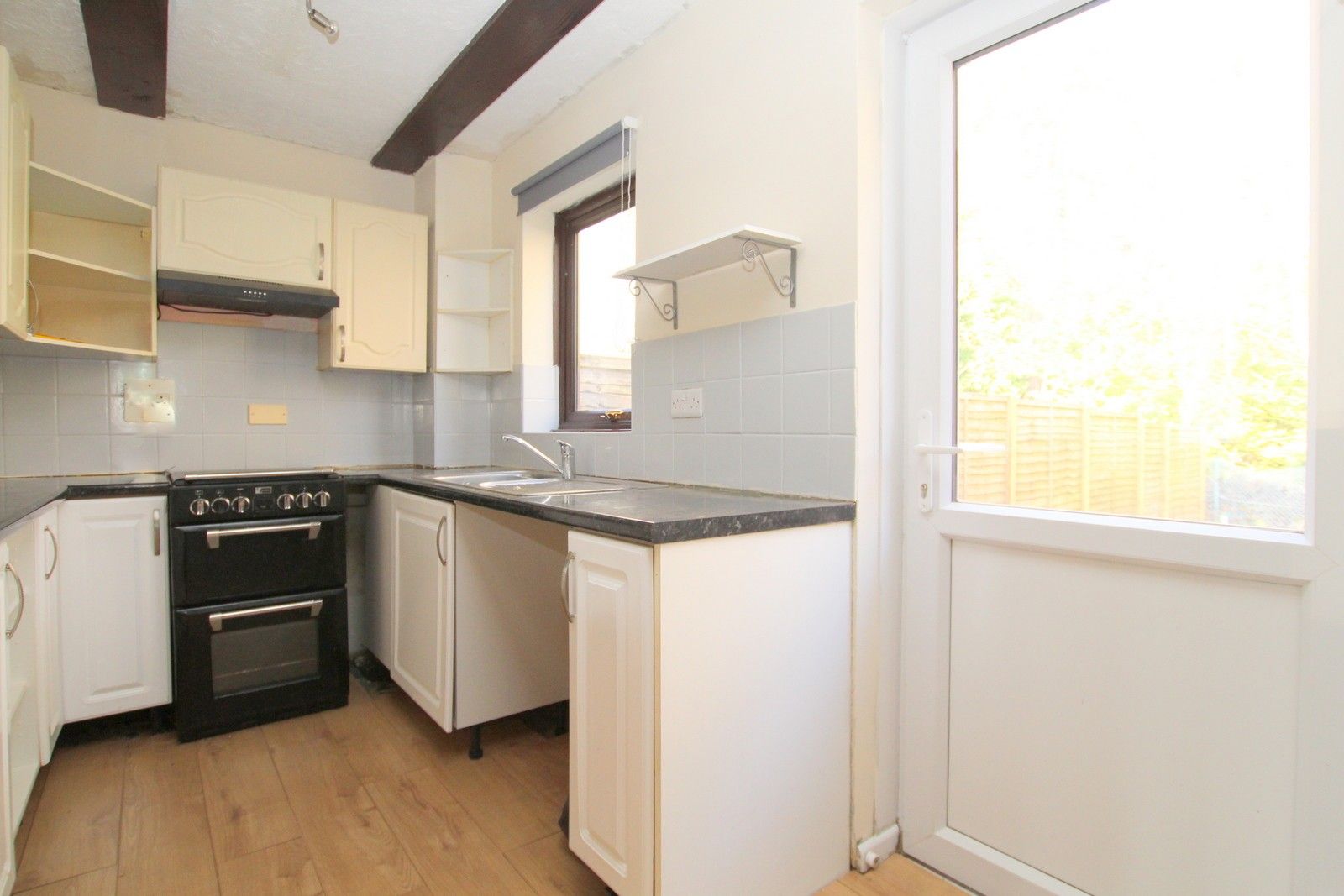 2 bed terraced house to rent in Brooklands Road, Tollgate Hill, Crawley