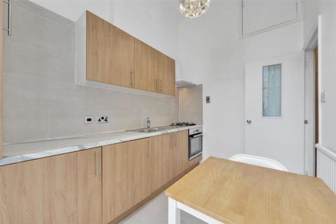 Nevern Square, Earls Court SW5 – další