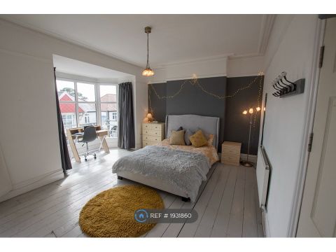 Apartment in Swansea, Uplands - View 2