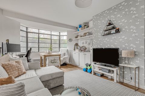 Barton Court, Barons Court Road W14
