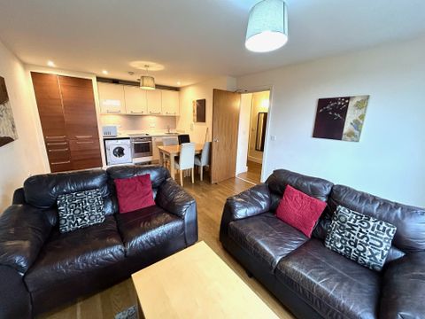 Falcon Drive, Caerdydd CF10