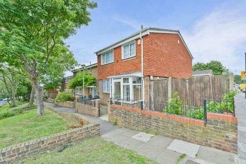 3 bed property to rent in Raglan Road, London SE18, £2,600 pcm - Zoopla