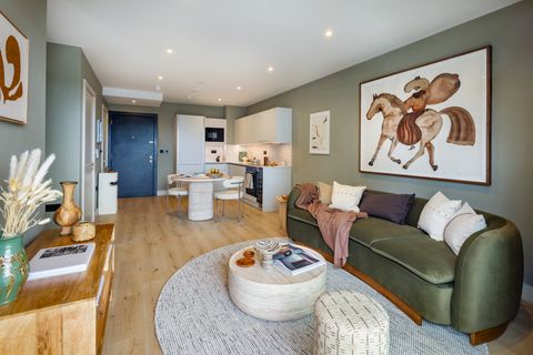 Delfino House, Beaufort Square, Colindale NW9, Studio to rent