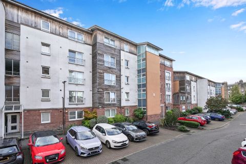 3/10 Albion Gardens, Easter Road, Edinburgh EH7