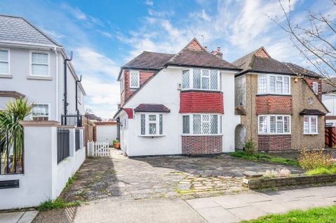 3 Bed Detached House For Sale In Hollington Crescent New Malden KT3 3 Bed Detached House For Sale In Hollington Crescent New Malden KT3