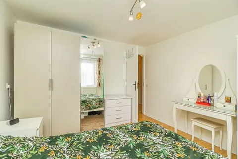 Apartment in Buckinghamshire MK6, Campbell Park - View 5