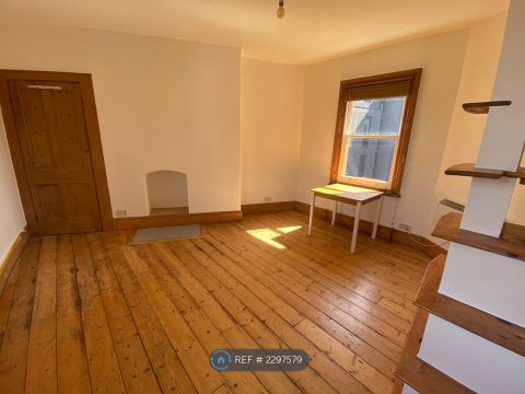 Stokes Croft, Bristol BS1, Studio to rent