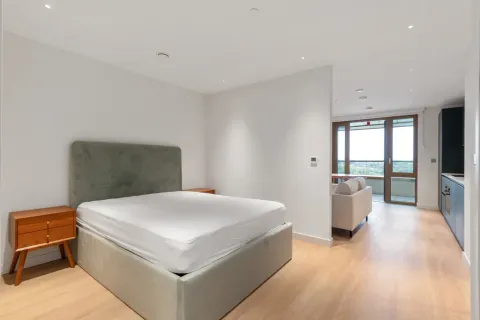 The Wiltern, Dawlish Avenue East, Perivale UB6, Studio to rent