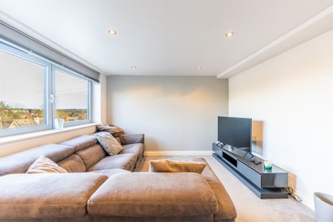 Apartment in Sutton Coldfield, Maney - More