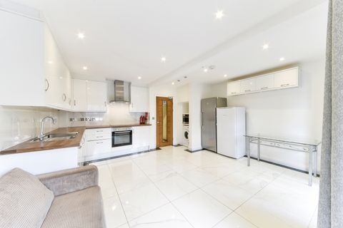 House in London, London Borough of Tower Hamlets - View 2