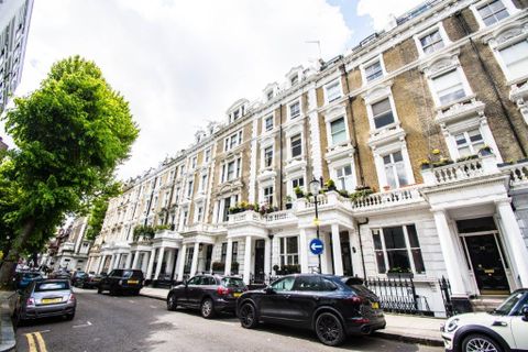 Linden Gardens, London W2, Studio to rent