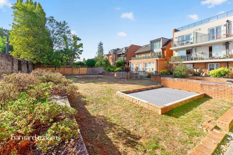 Lankaster Gardens, London N2