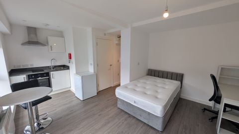 Fargate, Sheffield S1, Studio to rent