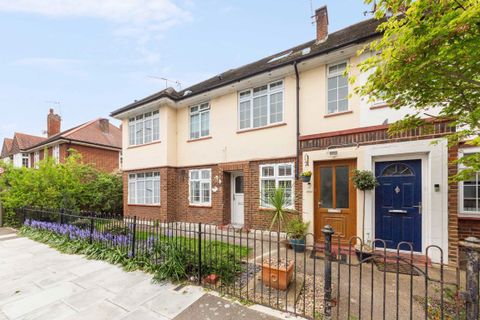 Average Rent Tilehurst Tilehurst Road, Earlsfield SW18, 3 bed flat to rent, £2,700 pcm - Zoopla