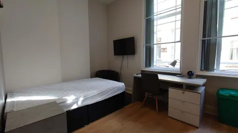 Apartment in Portsmouth, Somers Town - View 5