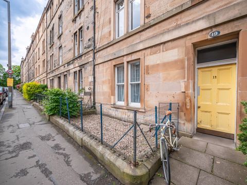 19 (Pf2) Livingstone Place, Edinburgh EH9