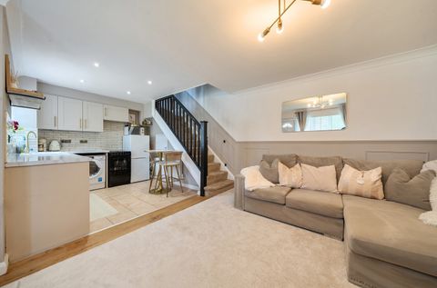 Brickfield Farm Gardens, Farnborough, Orpington, Kent BR6 - More