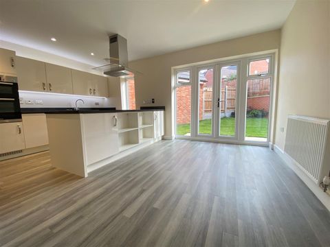 Glebe Road, Boughton, Northampton NN2 – další