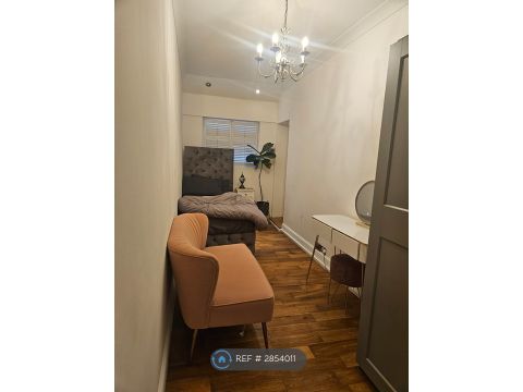 Dunspring Lane Clayhall, Ilford IG5, Room to rent