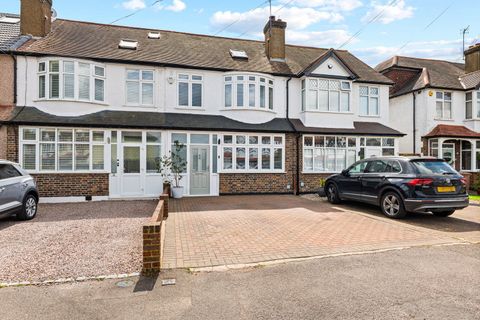 Sparrow Farm Road, Stoneleigh, Surrey KT17