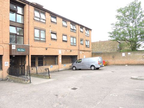 Grove Road West, Enfield EN3, Studio for sale