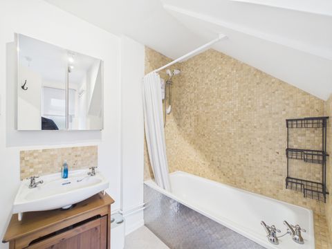 Sycamore Hill, London N11