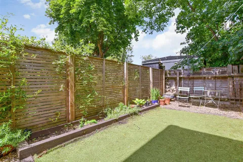 Apartment in London, London Borough of Waltham Forest - View 5