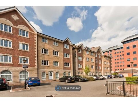 Apartment in Salford, Salford Quays - View 2