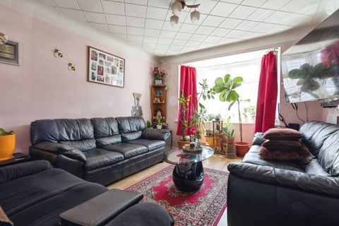 Clinton Crescent, Ilford, Essex IG6 – další