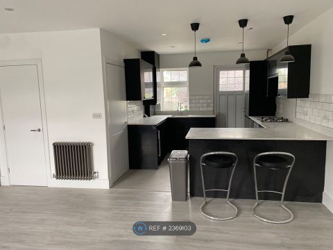 Average Rent Tilehurst 4 bed flat to rent in Tilehurst Road, London SW18, £4,000 pcm - Zoopla
