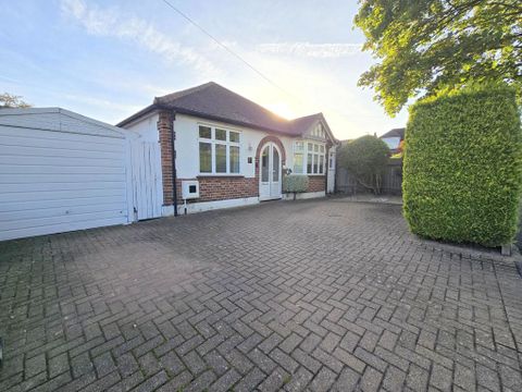 Sylvia Avenue, Hatch End HA5
