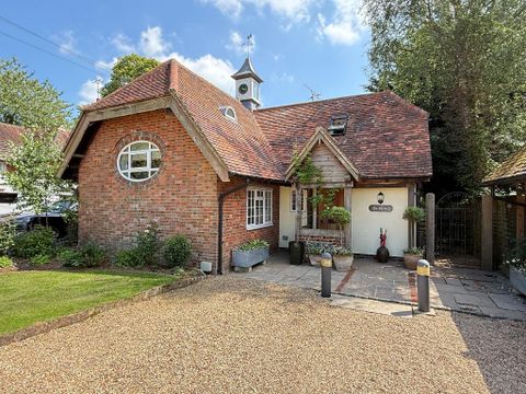Staplefields, Horsham Road, Steyning, West Sussex BN44, bed